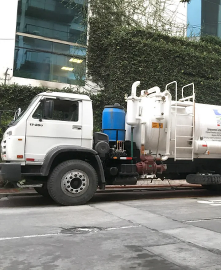 Unidad de Control Ambiental retirando residuos en una empresa de Lima