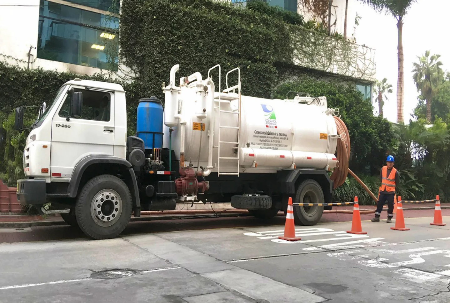 Unidad de succión hidráulica de Control Ambiental atendiendo la línea de desagüe de un local en Lima