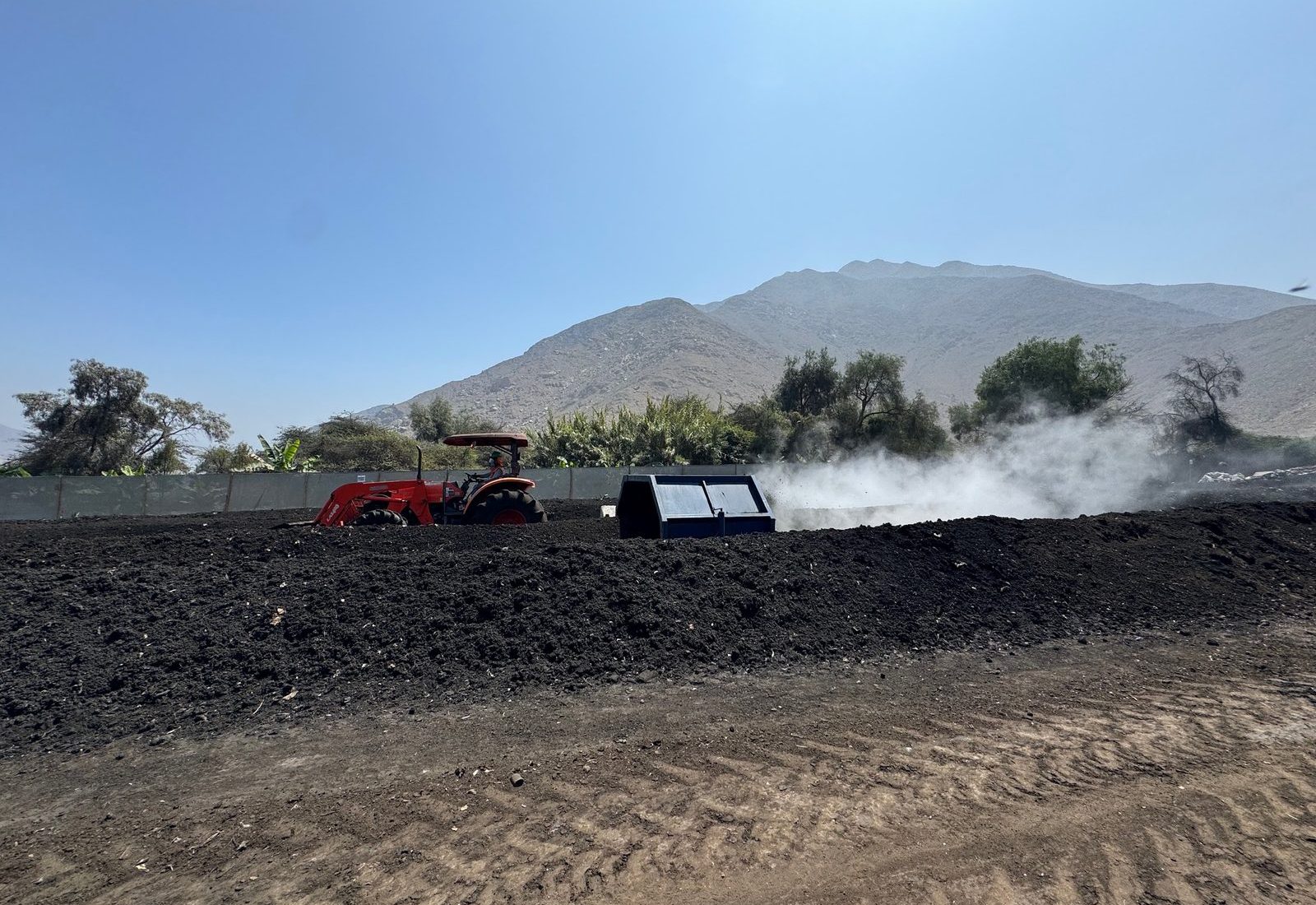Pila de compostaje aerobio en la planta de Control Ambiental Perú durante la fase termófila del proceso