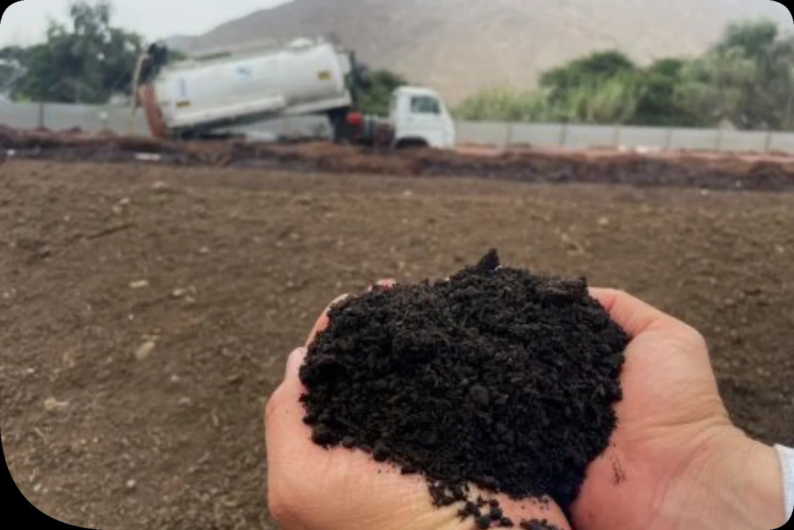 Biofertilizante terminado devuelto al suelo